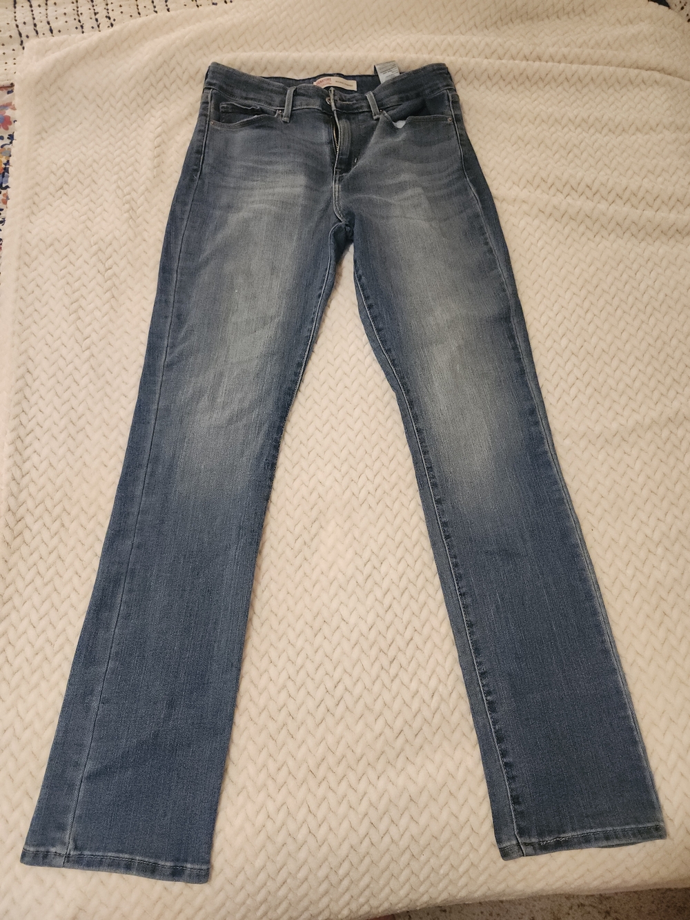 Levi's Classic Mid-Rise Flare Jeans in Medium Blue